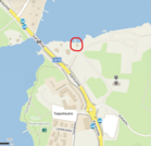 Melontakaluston tiputuspaikka. Tieltä katsottuna vajan vasemmalle puolelle seinän viereen